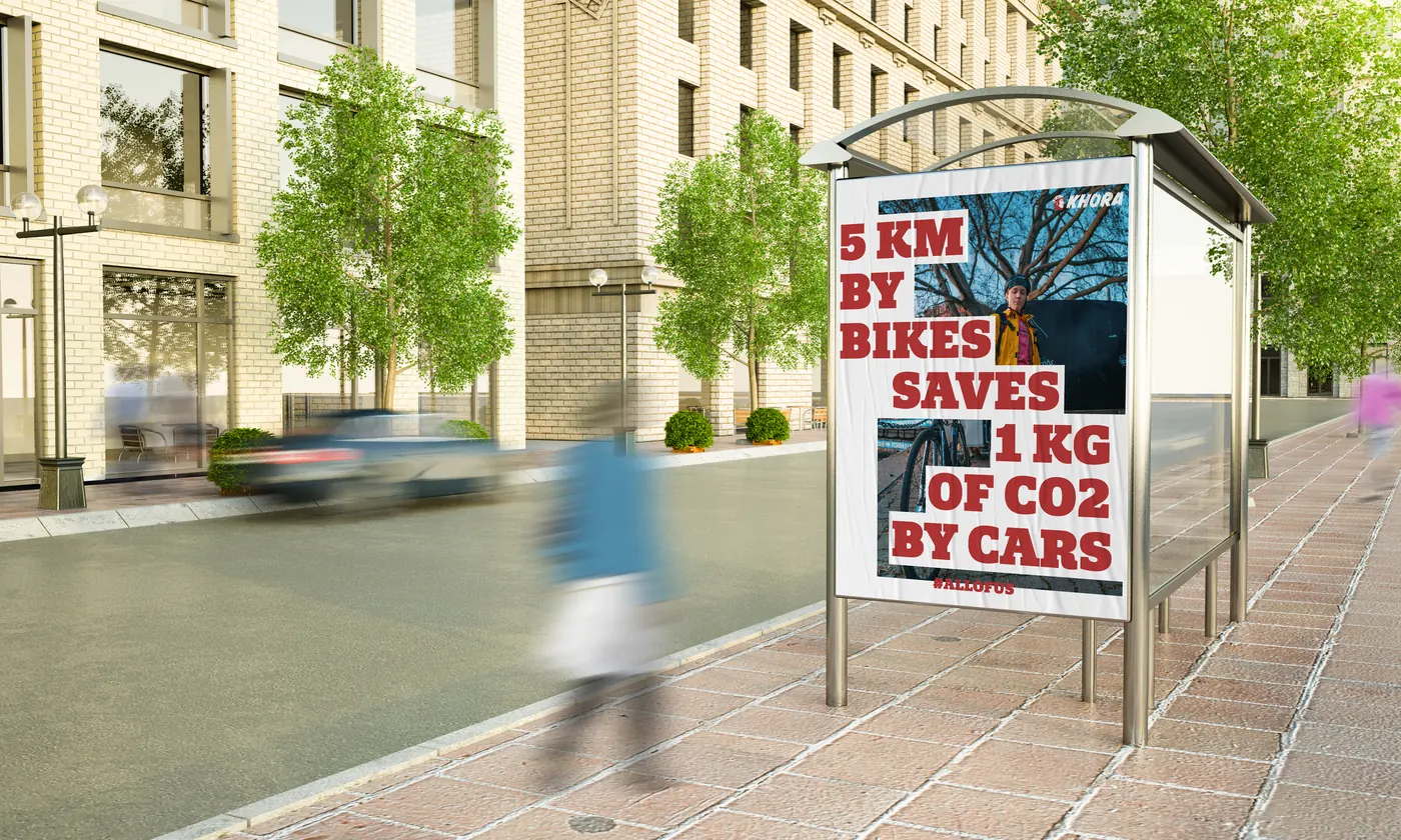 Street poster mockup presenting a Khora bicycle-delivery environmental comparison.